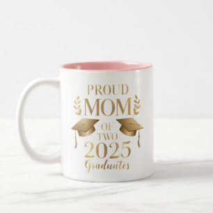 Stolze Mama von zwei 2025 Graduate Twins Zweifarbige Tasse