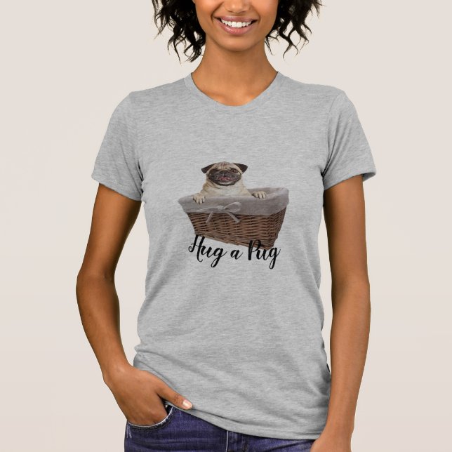 stolze Mopsmammaumarmung ein T-Shirt (Vorderseite)