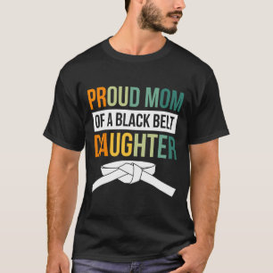 Stolze Mutter einer Tochter mit schwarzem Gürtel 1 T-Shirt