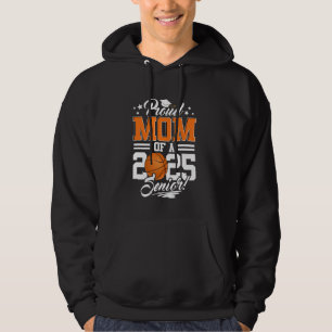 Stolze Mutter eines 2025er-Absolventen bei der Bas Hoodie