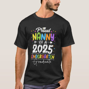 Stolze Nanny eines Kindergartenabsolventen der Kla T-Shirt