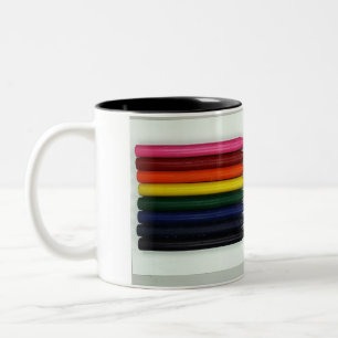 Stolze Regenbogenkunst mit Kreuzen Zweifarbige Tasse