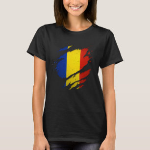 Stolze rumänische Shirts gedrehte rumänische Flagg
