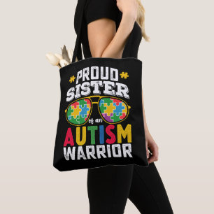Stolze Schwester einer Familie des Autismus Kriege Tasche