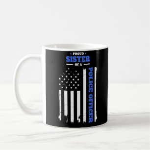 Stolze Schwester einer Polizeibeamte beunruhigten Kaffeetasse