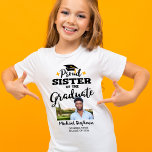 Stolze Schwester eines 2023-Graduierten-Fotos T-Shirt<br><div class="desc">Feiern Sie den Abschluss Ihres Bruders oder Ihrer Schwester mit diesem modernen T - Shirt mit einer "Proud SISTER of the Graduate"-Caption in schwarzen zeitgenössischen Schriftart, die mit einem Graduierdeckel mit einer goldenen Tassel dekoriert sind. Anpassen Sie diesen T - Shirt einfach mit einem Bild des Absolventen, des Abschlusses und...</div>