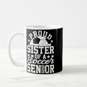 Stolze Schwester eines 2026 Senior Fußball Senior Kaffeetasse