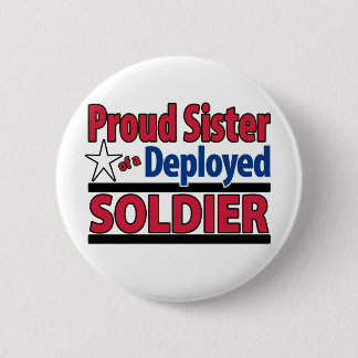 Stolze Schwester eines entfalteten Soldaten Button
