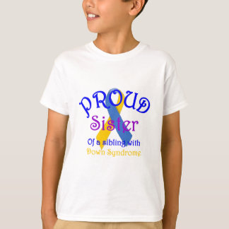 Stolze Schwester von unten Symdrome Geschwister T-Shirt