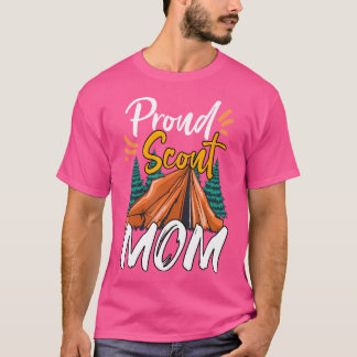 Stolze Scout-Mama, die das Leader Cub-Camping ausf T-Shirt