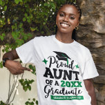 Stolze Tante eines 2022 Absolventen schwarzen grün T-Shirt<br><div class="desc">Feiern Sie den Abschluss Ihrer Nichte oder Neffen mit diesem modernen T - Shirt mit einer "Proud AUNT of a 2022 Graduate"-Typografie in schwarz-grünen Schriftart, die mit einem schwarzen Gradmütze mit grüner Tassel verziert sind; personalisieren Sie diesen T - Shirt einfach mit dem Jahr des Abschlusses und dem Namen des...</div>