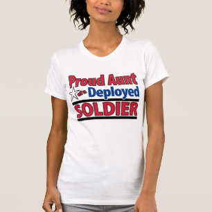 Stolze Tante eines entfalteten Soldaten mit T-Shirt