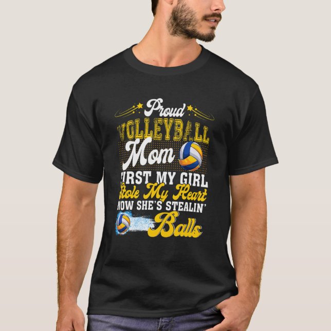 Stolze Volleyball-Mama Sie ist Stealin's Balls Fam T-Shirt (Vorderseite)