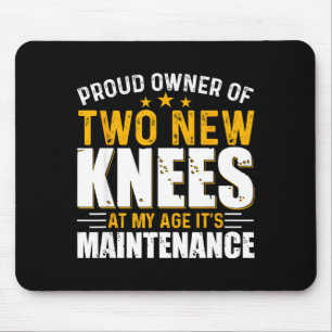 Stolzer Besitzer von zwei neuen Knien Kunstwerk Mousepad