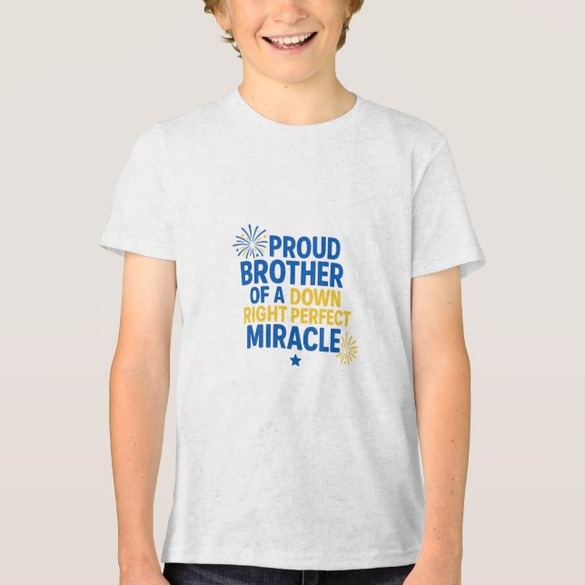 Stolzer Bruder eines absolut perfekten Wunders Tri-Blend Shirt (Vorderseite)