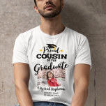 Stolzer Cousin des Fotos T-Shirt<br><div class="desc">Feiern Sie den Abschluss Ihres Cousins mit diesem modernen T - Shirt mit einer "Proud COUSIN of the Graduate"-Caption in schwarzen zeitgenössischen Schriftart, die mit einem Graduierdeckel mit goldener Tassel dekoriert sind. Anpassen Sie diesen T - Shirt einfach mit einem Bild des Absolventen, des Abschlusses und des Schulnamens, indem Sie...</div>
