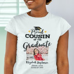 Stolzer Cousin des Fotos T-Shirt<br><div class="desc">Feiern Sie den Abschluss Ihres Cousins mit diesem modernen T - Shirt mit einer "Proud COUSIN of the Graduate"-Caption in schwarzen zeitgenössischen Schriftart, die mit einem Graduierdeckel mit goldener Tassel dekoriert sind. Anpassen Sie diesen T - Shirt einfach mit einem Bild des Absolventen, des Abschlusses und des Schulnamens, indem Sie...</div>