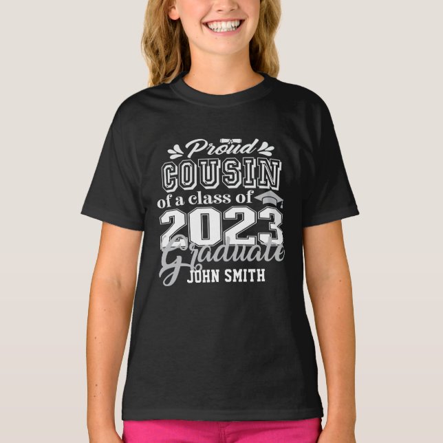 Stolzer COUSIN einer Klasse von 2023 Graduate Mode T-Shirt (Vorderseite)