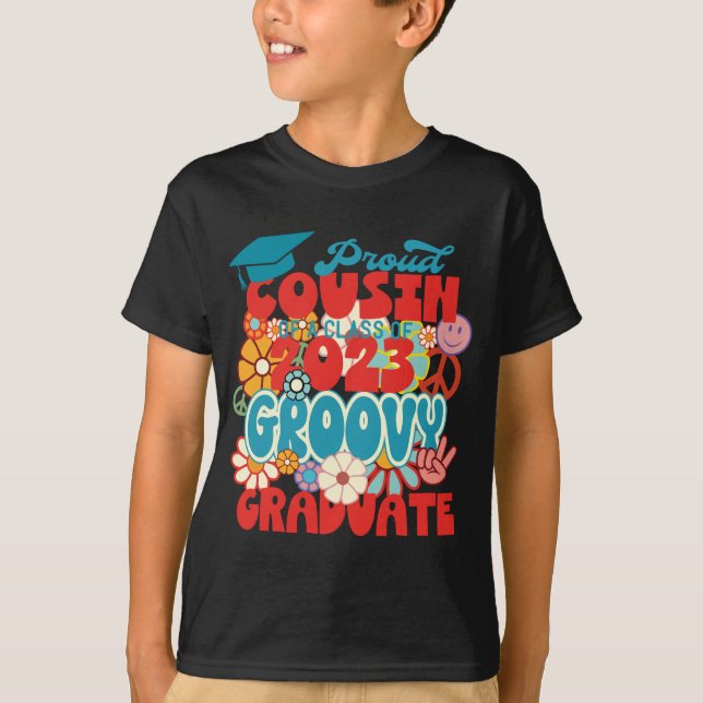 Stolzer COUSIN einer Klasse von 2023 Graduate Retr T-Shirt (Vorderseite)