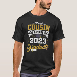 Stolzer Cousin eines Hochschulabschlusses 2023 im  T-Shirt