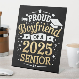 Stolzer Freund eines 2025-Graduate-Abschlusses Sockelschild