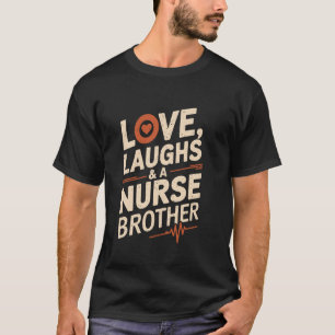 Stolzer Krankenpfleger-Bruder liebt Lachen und ein T-Shirt
