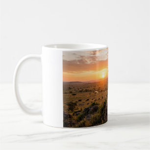 Stolzer männlicher Löwe, der auf einem Felsen steh Kaffeetasse