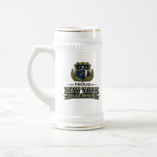 Stolzer New Yorker Polizeibeamter Bierkrug Bierglas