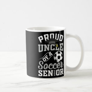 Stolzer Onkel eines Fußball-Absolventen der Klasse Kaffeetasse