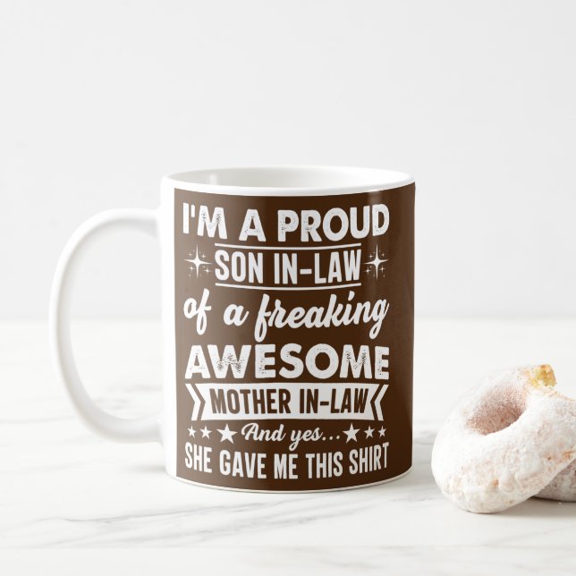 Stolzer Sohn im Jura einer erfrischenden Phantasti Kaffeetasse (Mit Donut)