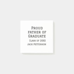 Stolzer Vater der Graduiertenklasse von 20XX fügen Post-it Klebezettel