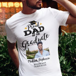 Stolzer Vater des Graduierten Foto Name T - Shirt<br><div class="desc">Feiern Sie den Abschluss Ihres Sohnes oder Ihrer Tochter mit diesem modernen T - Shirt mit einer "Proud VATER of the Graduate"-Caption in schwarzen zeitgenössischen Schriftart, die mit einem Graduierdeckel mit einer goldenen Tassel dekoriert sind. Anpassen Sie diesen T - Shirt einfach mit einem Bild des Absolventen, des Abschlusses und...</div>