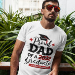 Stolzer Vater einer 2023-Graduierten-Familie, die  T-Shirt<br><div class="desc">Feiern Sie den Abschluss Ihres Sohnes oder Ihrer Tochter mit diesem modernen T - Shirt mit einem "stolzen VATER einer Graduate 2023"-Typografie in Schwarz und Rot; passen Sie diesen T - Shirt einfach an das Jahr des Abschlusses und den Namen des Absolventen an,  indem Sie die Vorlagenfelder bearbeiten.</div>