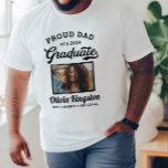 Stolzer Vater eines 2025 Graduate White Custom Fot T-Shirt<br><div class="desc">Das stilvolle, weiße "Proud Vater of a 2025 Graduate" Abschluss T - Shirt Design verfügt über ein Foto des Abschlusses gerahmt in Schwarz mit einfachem und klassischem Namen, Klassenjahr und Schulnamen, die für jeden Familienmitglied personalisiert werden können. Shirt-Farben und Stil können so angepasst werden, dass sie sich mit den Farben...</div>