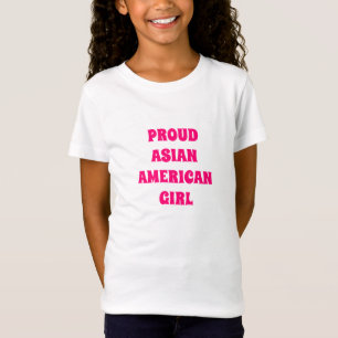 Stolzes asiatisches Mädchen, heiß rosa T-Shirt