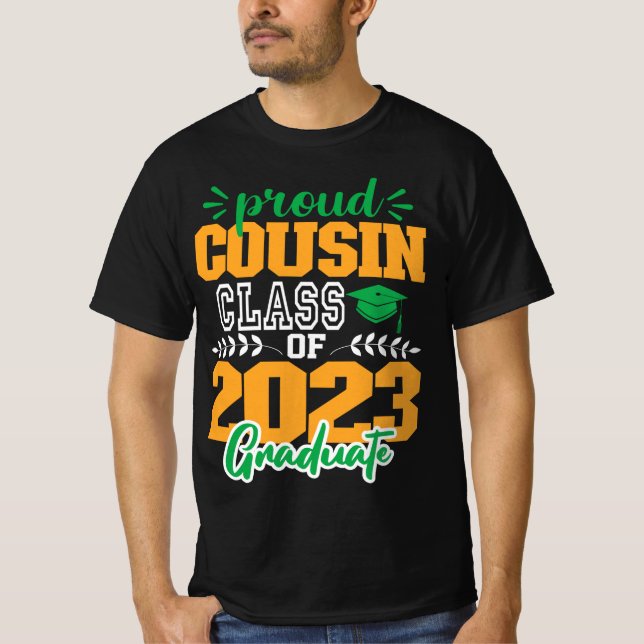 Stolzes CUOSIN der Klasse 2023 MODERNES SCRIPT GRA T-Shirt (Vorderseite)