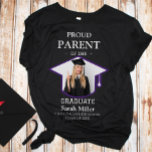 Stolzes Eltern des Absolventen mit Foto und Name T-Shirt<br><div class="desc">Feiern Sie die große Errungenschaft Ihres Absolventen mit diesem maßgeschneiderten Abschluss-Shirt für stolze Eltern! Dieses Shirt wurde entwickelt, um Ihren Stolz in Stil zu zeigen, und verfügt über ein personalisiertes Foto, den Namen des Absolventen und die Schule. Es ist das perfekte Outfit für Abschluss-Zeremonien, Party und Foto-ops. Egal, ob Sie...</div>