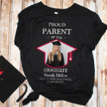 Stolzes Eltern des Absolventen mit Foto und Name T-Shirt<br><div class="desc">Feiern Sie die große Errungenschaft Ihres Absolventen mit diesem maßgeschneiderten Abschluss-Shirt für stolze Eltern! Dieses Shirt wurde entwickelt, um Ihren Stolz in Stil zu zeigen, und verfügt über ein personalisiertes Foto, den Namen des Absolventen und die Schule. Es ist das perfekte Outfit für Abschluss-Zeremonien, Party und Foto-ops. Egal, ob Sie...</div>