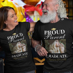 Stolzes Eltern des Graduate Foto T-Shirt<br><div class="desc">Erleben Sie den Abschluss Ihres Kindes auf einzigartige und stilvolle Weise mit unserem eleganten Abschluss-T - Shirt. Gönnen Sie sich die Freude an ihrer Arbeit und tragen Sie Ihren Stolz auf Ihren Ärmel. Mit einem Sonderfoto, dem klassischen Mörtel-Emblem und einer herzlichen Botschaft mit dem Titel "stolze Eltern des Absolventen" ist...</div>