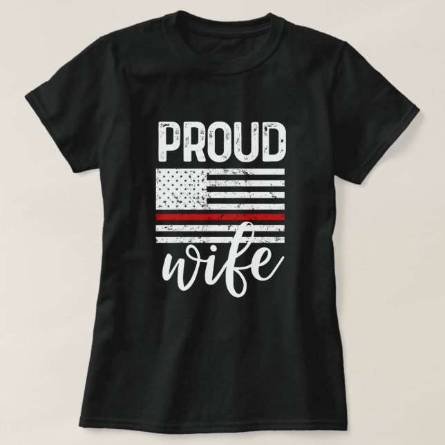 Stolzes Feuerwehrmann-Ehefrau-amerikanische T-Shirt (Design vorne)