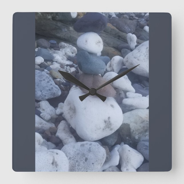 STONE PILLAR QUADRATISCHE WANDUHR (Vorderseite)