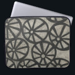 Stone - Räder Laptopschutzhülle<br><div class="desc">Stone IV von Chariklia Zarris. Muster mit sich wiederholenden radähnlichen Formen.</div>