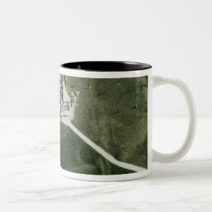 Stonehenge von der Luft Zweifarbige Tasse