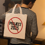 Stop Project 2025 Anti Trump Political Tragetasche<br><div class="desc">Stoppen Sie das Projekt 2025,  indem Sie bei den Wahlen 2024 gegen Trump stimmen. Stimmen Sie dafür,  dass jeder demokratische Präsidentschaftskandidat die Republikaner behalte,  unsere Demokratie in Amerika zu attackieren. Anti Project 2025 Tasche in schwarz mit einem roten Schlag durch.</div>