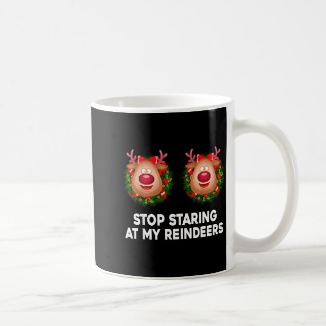 Stop Staring At My Reindeers Ugly Gag Xmas Sweater Kaffeetasse (Rechts)