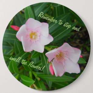 Stoppen und riechen Sie die rosa Blume Button