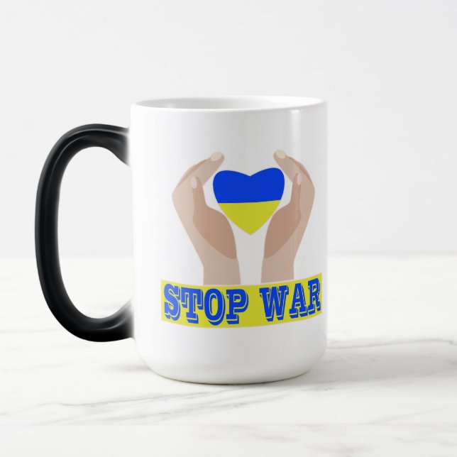 Stoppt den Krieg Das Herz der ukrainischen Flagge Verwandlungstasse (Links)