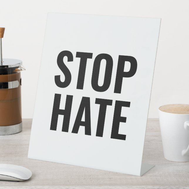 Stoppt Hass, Schwarz-weiß Sockelschild (In Situ)