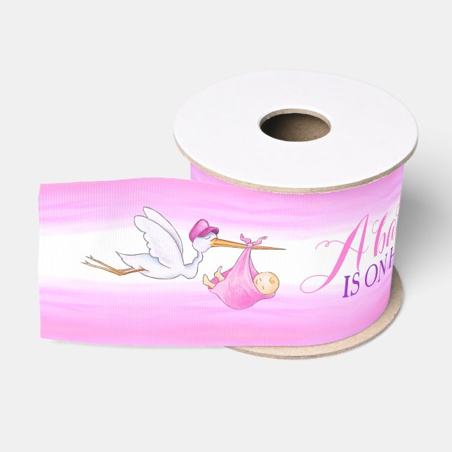 Storch-Baby ist auf seiner Weisenrosa-Babyparty Ripsband (Spule)