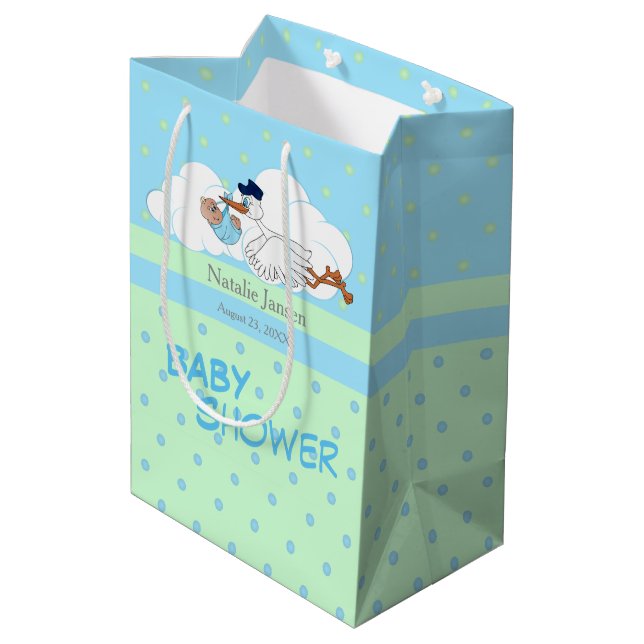 Storch mit einem Niedlichen kleinen Baby Mittlere Geschenktüte (Rückseite Schrägansicht)